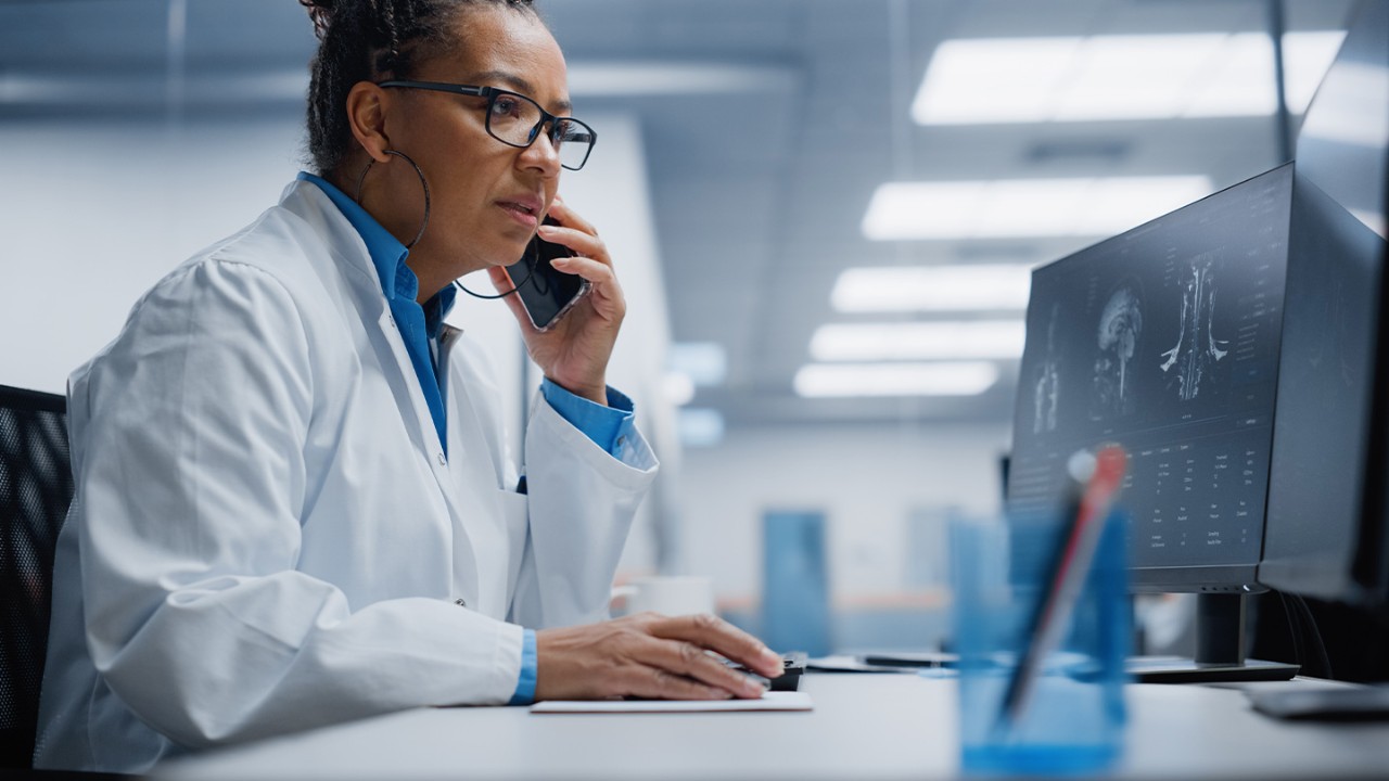 Neurosurgeon uses a computer